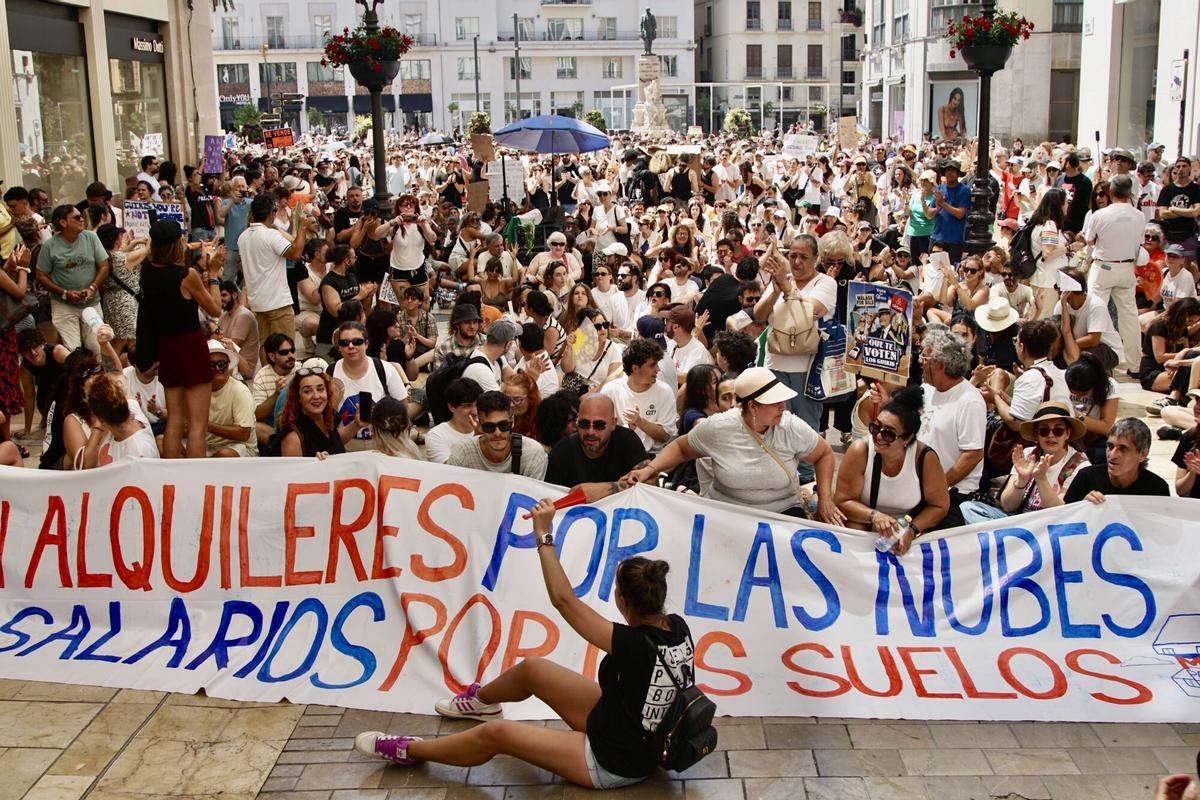 Miles de malagueños recorren las calles del centro de Málaga durante la manifestación del 27J por la vivienda