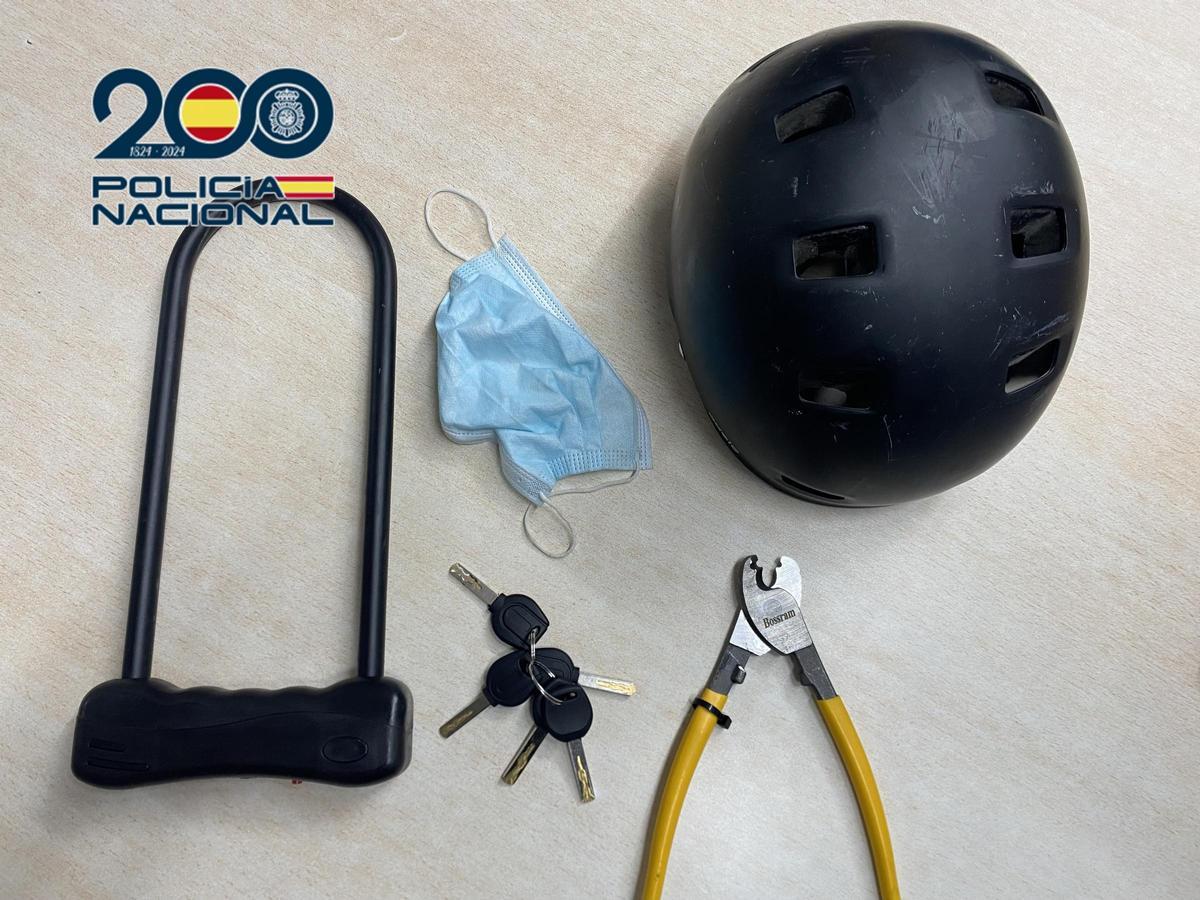 Objetos intervenidos al ladrón detenido, que empleaba para el robo de los patinetes.