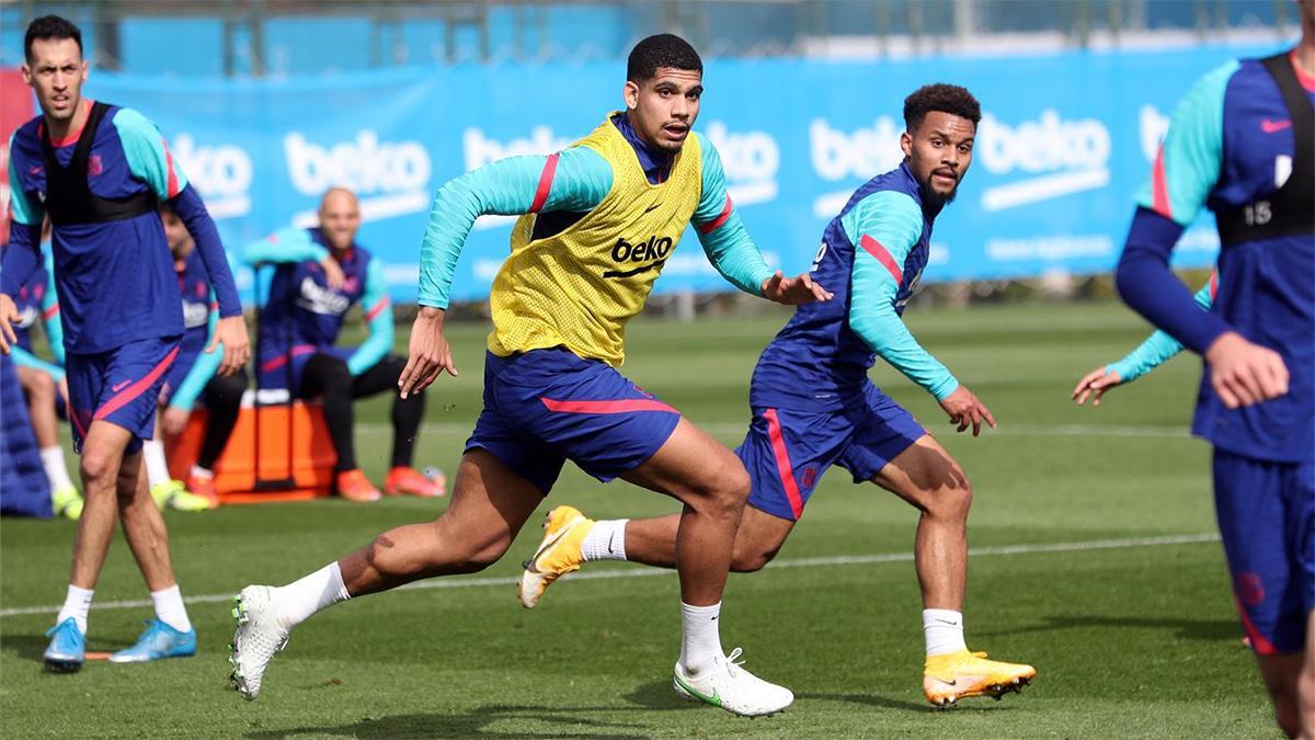 Araujo vuelve a entrenar antes de viajar a Sevilla
