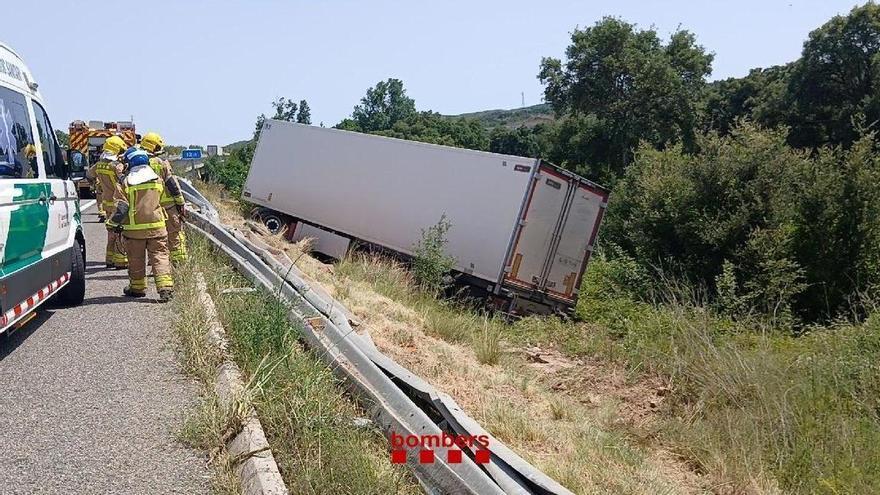 Un accident múltiple amb un camió i cinc cotxes complica la circulació a l'AP-7 a Capmany
