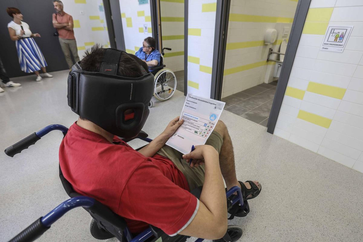 Personas con discapacidad intelectual validan la accesibilidad de los colegios electorales en Sant Joan