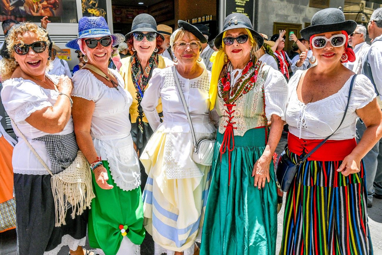 Una romería con bikini en Las Palmas de Gran Canaria