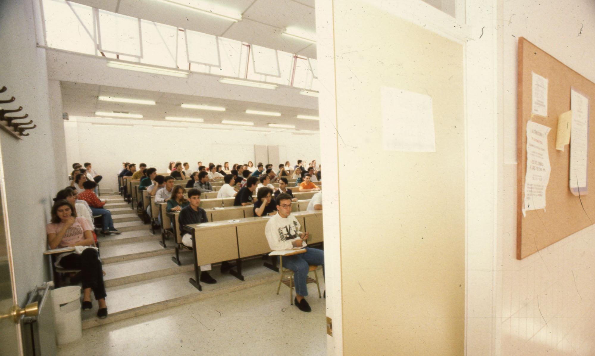 CONFLICTO SELECTIVIDAD 1992. MANIFESTACION DE ESTUDIANTES, PROFESORES Y PADRES DE ALUMNOS TRAS CONOCERSE LA SUSPENSION DE TRES DE LAS PRUEBAS DE SELECTIVIDAD POR FILTRACIONES DE LOS EXAMENES. 18/06/1992. FDV.