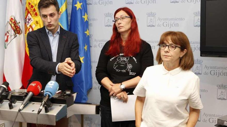 José María Pérez (PSOE), Estefanía Puente (XSP) y Ana Castaño (IU), en una comparecencia conjunta en la sala de prensa del Ayuntamiento.