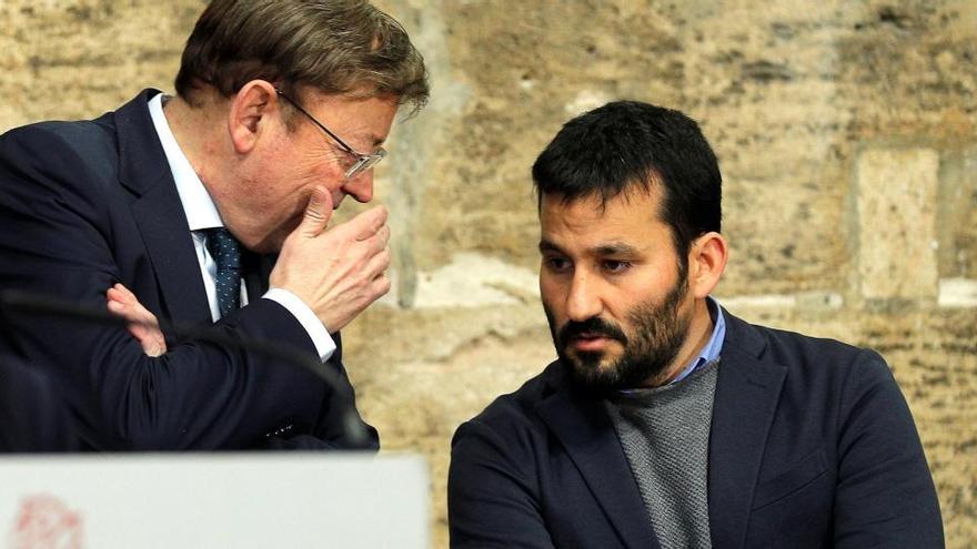 Ximo Puig conversa con Vicent Marzá  tras la mesa interdepartamental frente al coronavirus.