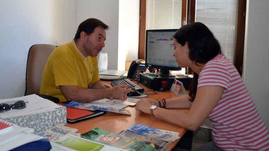 El técnico municipal de la OMIC conversando con la concejal del área.