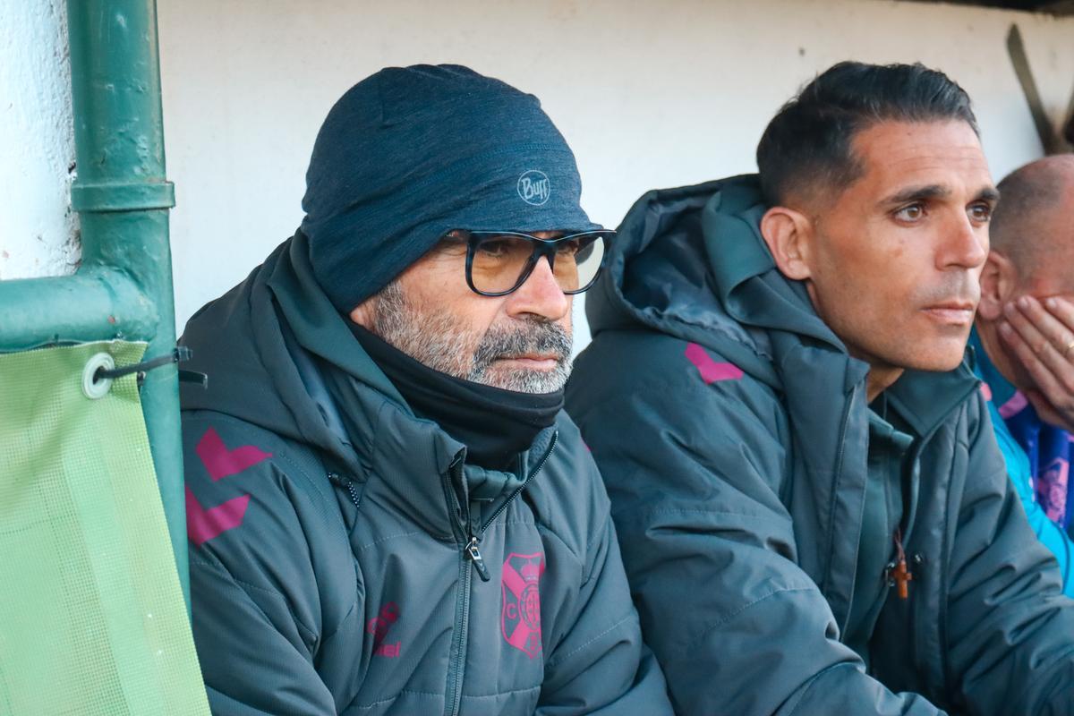 Cervera, junto a su ayudante Roberto Perera en el partido contra el Arenteiro.