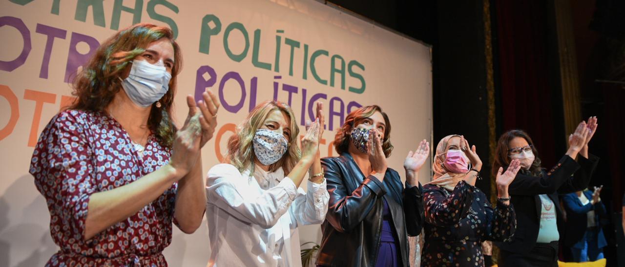 Mónica García, Yolanda Díaz, Ada Colau, Fátima Hamed Hossain, Mónica Oltra en el acto Otras Políticas