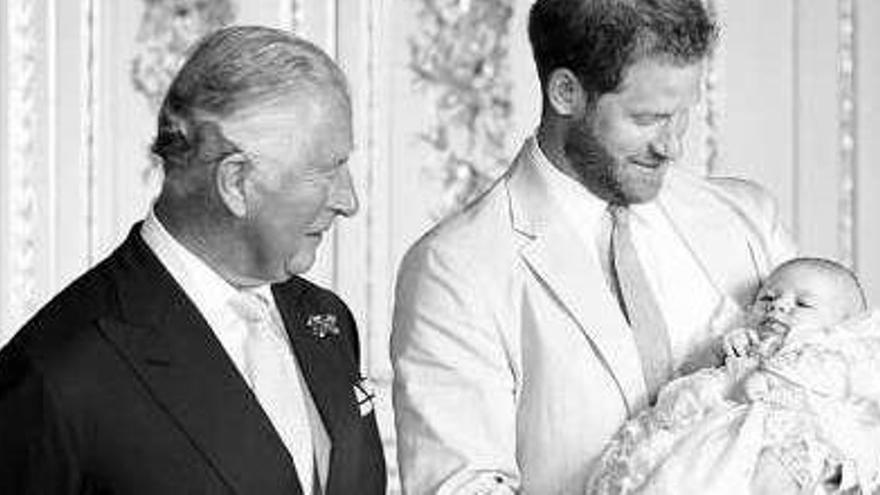 Arriba, Meghan Markle y Archie. Debajo, la foto escogida por Carlos de Inglaterra, del bautizo y con Enrique, y la imagen elegida por la reina para la felicitación.