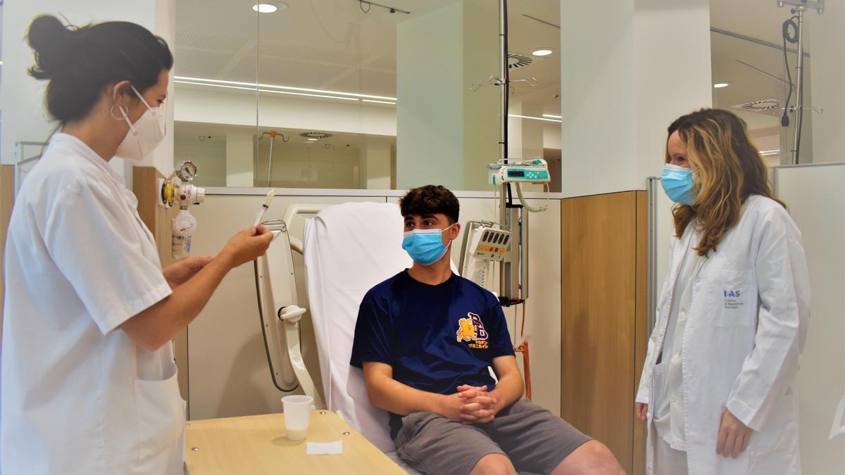 Un pacient a l&#039;Hospital de Dia del Santa Caterina fent-se proves.