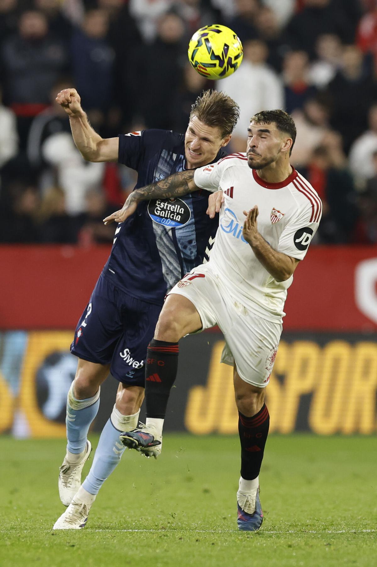 El delantero del Sevilla Isaac Romero (d) pelea un balón ante el defensa sueco del Celta de Vigo Carl Starfelt.