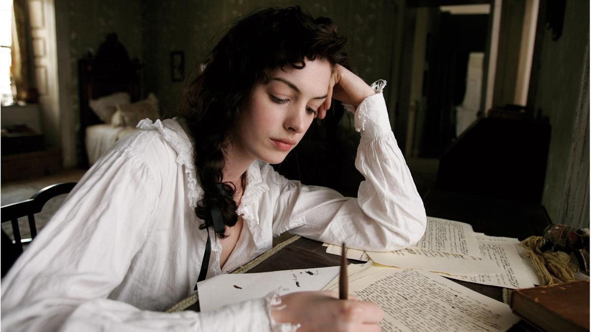 La actriz Anne Hathaway, en una escena de la película &#039;La joven Jane Austen&#039;.