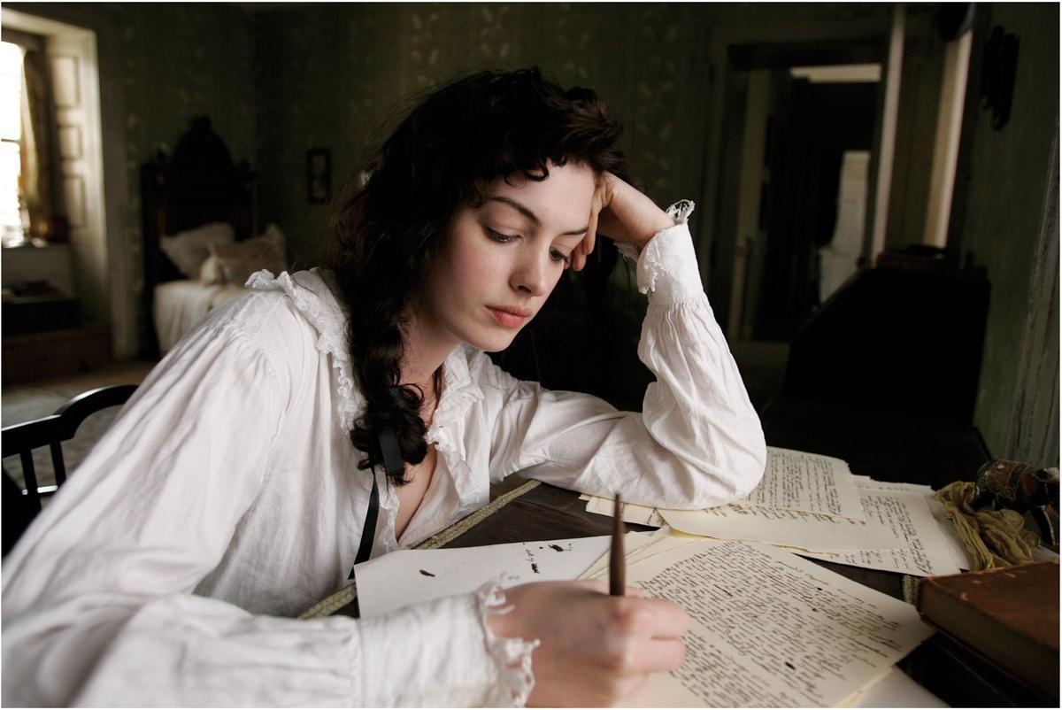La actriz Anne Hathaway, en una escena de la película La joven Jane Austen.