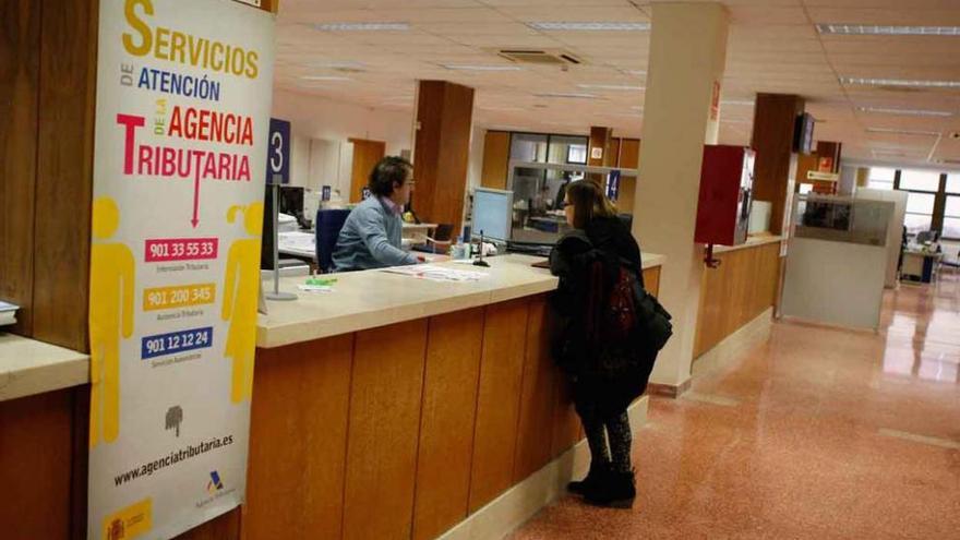 Una mujer hace una consulta en las oficinas de la Agencia Tributaria en Zamora.