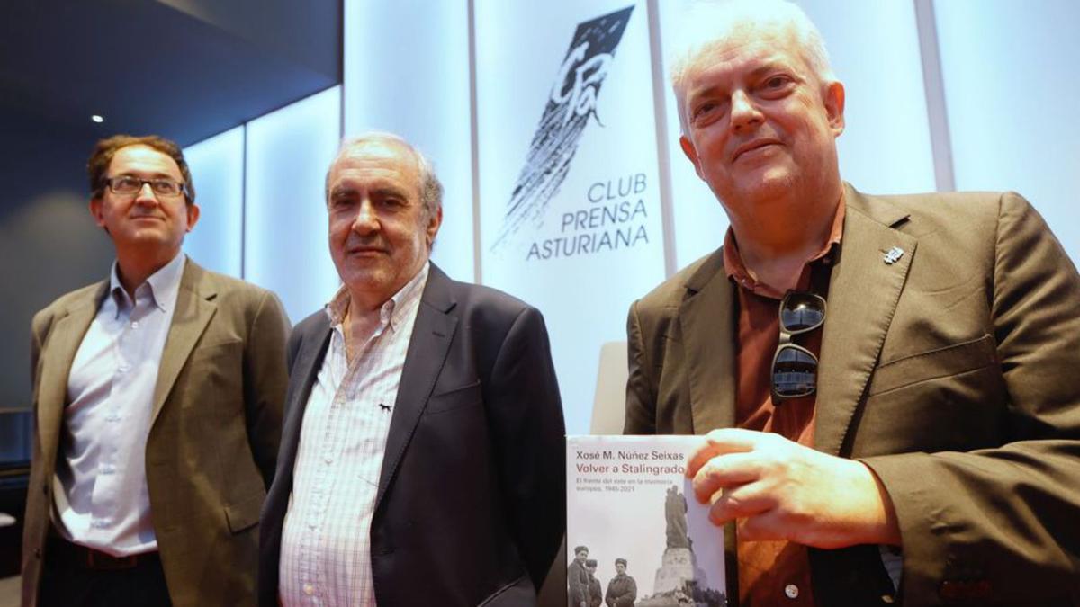 Por la izquierda, Antonio Muñoz, Francisco Erice, y Xosé Manuel Núñez Seixas, ayer en el Club Prensa Asturiana de LA NUEVA ESPAÑA. | Miki López