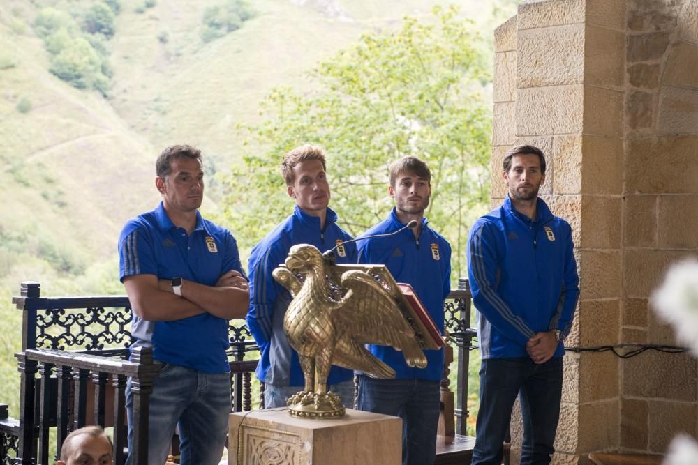 El Real Oviedo realiza la ofrenda floral a la Virgen de Covadonga