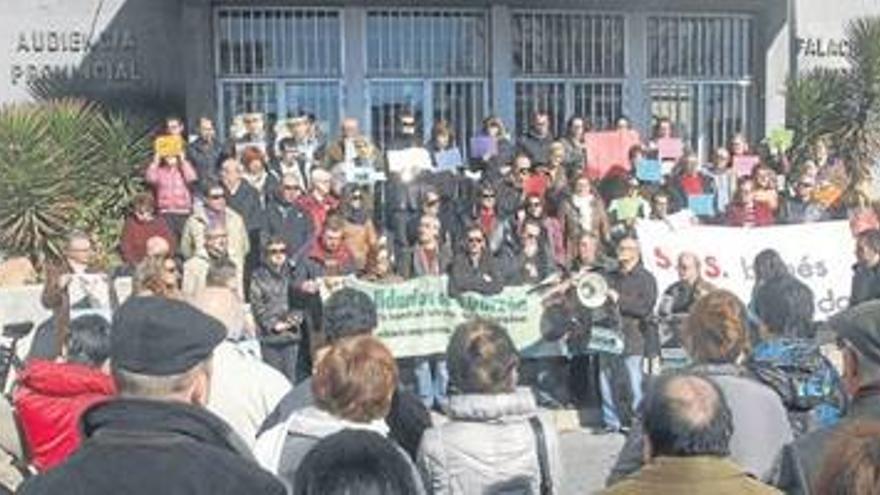 Unas 300 personas se concentran en apoyo al juez Baltasar Garzón