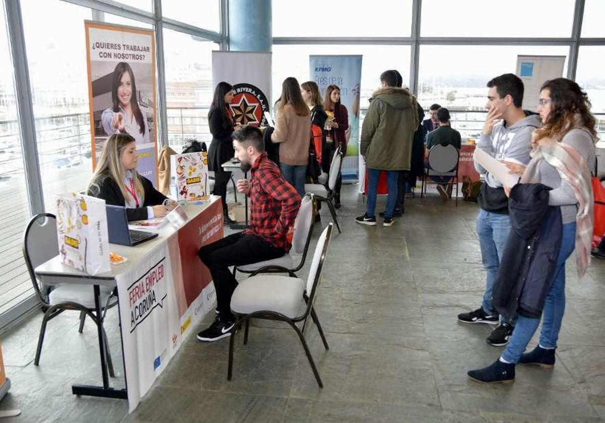 Jóvenes en busca de empleo, en una feria organizada por la Cámara de A Coruña en Palexco.