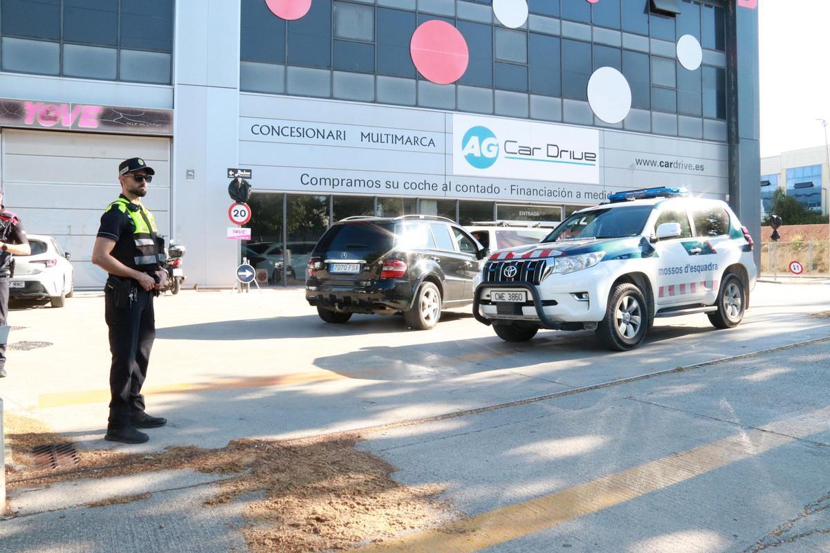 Controles policiales a la entrada del polígono industrial de Vilanova i la Geltrú en que se declaró el incendio el pasado sábado