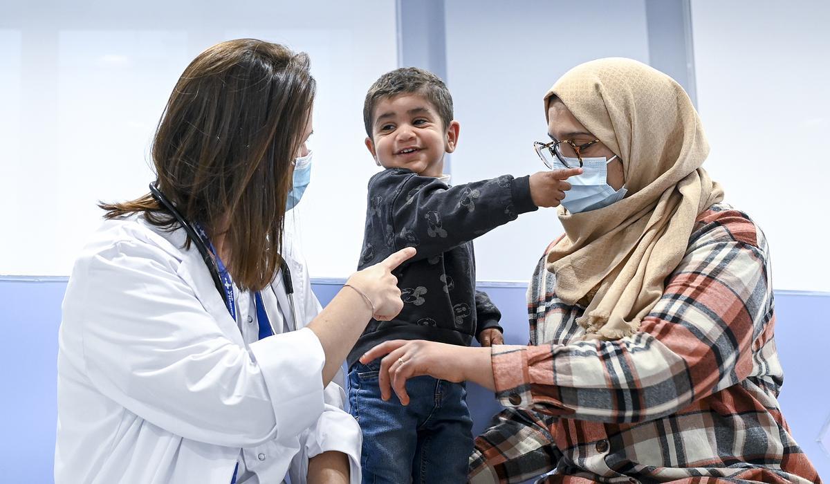 El pequeño Amjad juega en el área de inmunología pediátrica de Vall d’Hebron