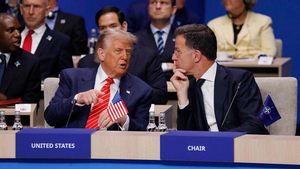 Donald Trump y Mark Rutte conversan al inicio de la cumbre de la OTAN celebrada en La Haya.