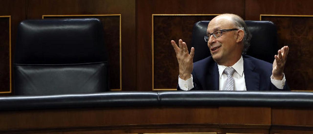 El ministro de Hacienda en funciones, Cristóbal Montoro, durante el pleno del Congreso.