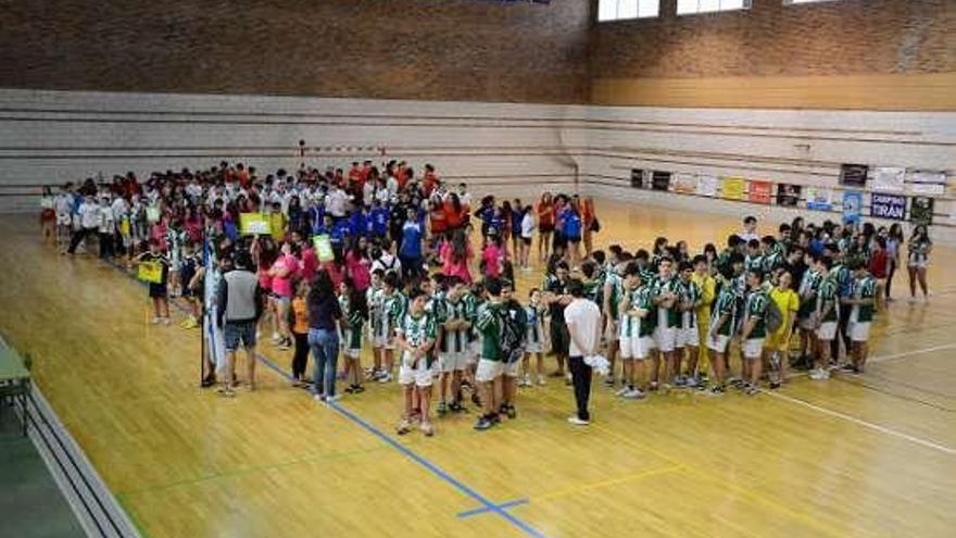 Los participantes, ayer en el pabellón de O Rosal.