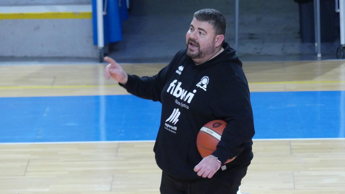 Pau Tomàs da instrucciones a sus jugadores durante un partido.