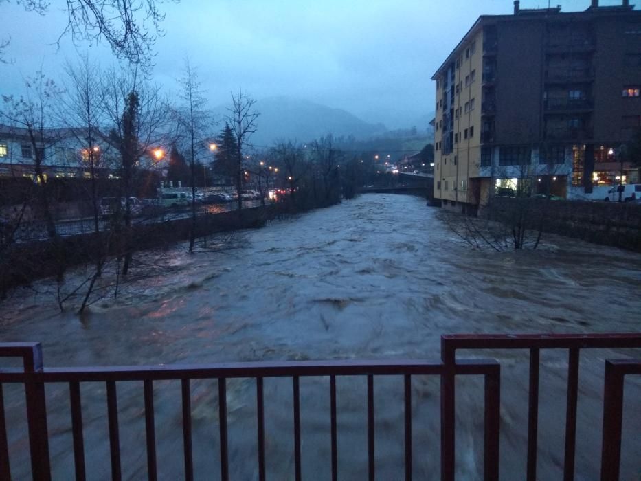 Tiempo en Asturias: Las espectaculares imágenes de las riadas, argayos e incidencias del temporal