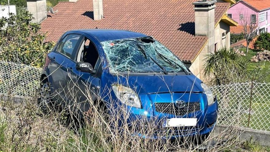 Dos jóvenes salvan la vida al volcar su coche golpeado por otro