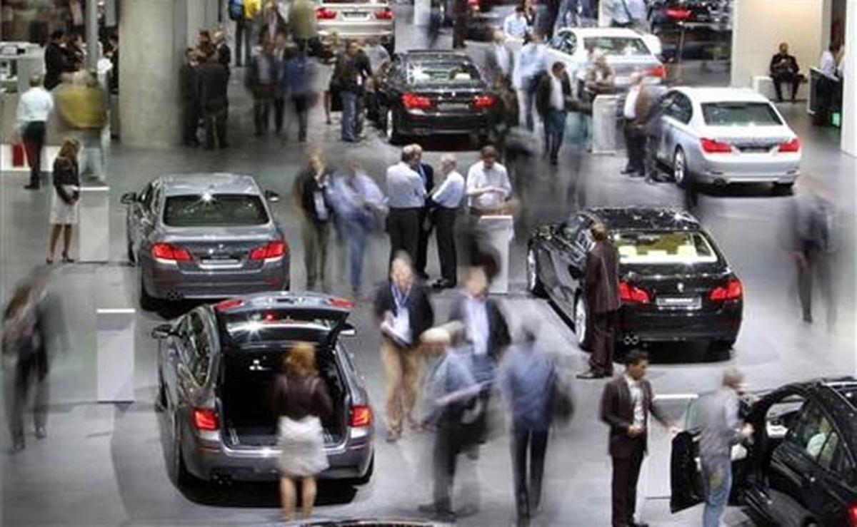 Diverses persones passegen pel Saló de l’Automòbil de Frankfurt (Alemanya).
