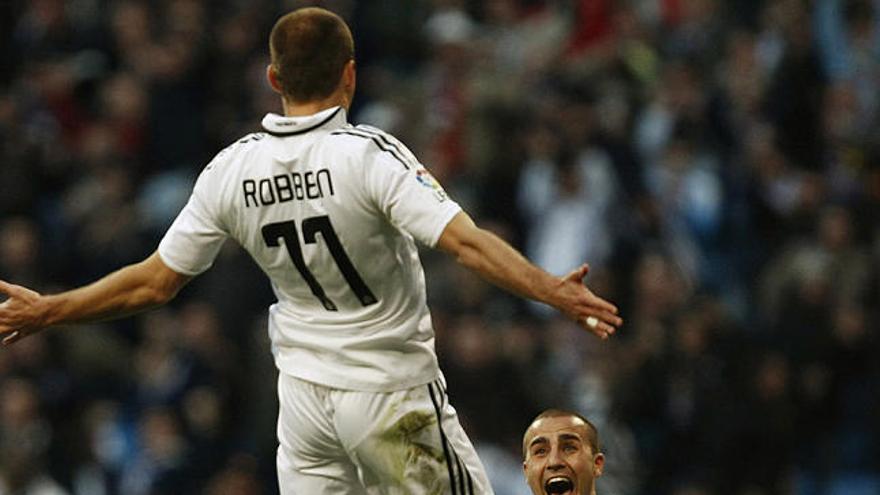 Robben. El holandés celebra su gol junto al defensa central italiano Cannavaro.