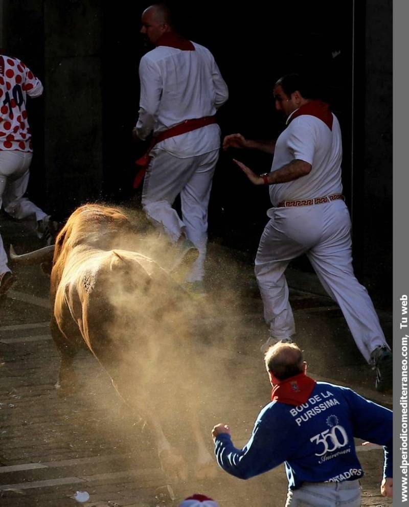 GALERÍA DE FOTOS - Penúltimo encierro de San Fermín