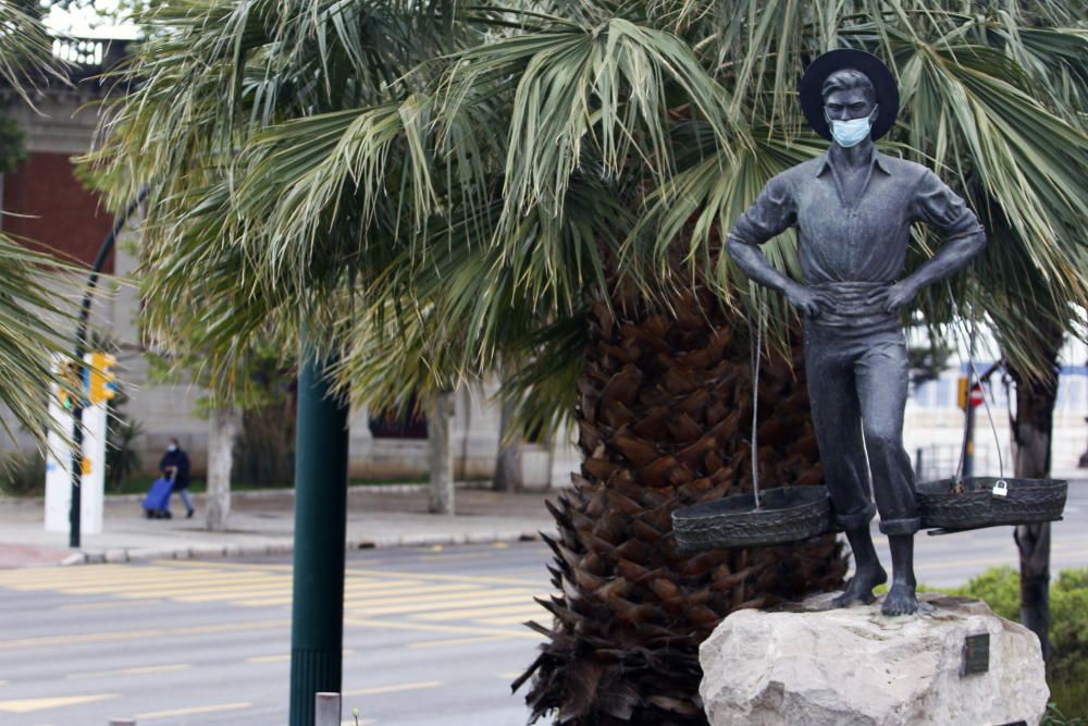 Más de un mes de confinamiento domiciliario y Málaga sigue repitiendo la estampa de las últimas semanas. Calles vacías, comercios cerrados, apenas personas por la calle, siempre con mascarilla, y la poca actividad que se aprecia en un control policial en pleno Paseo de los Curas...