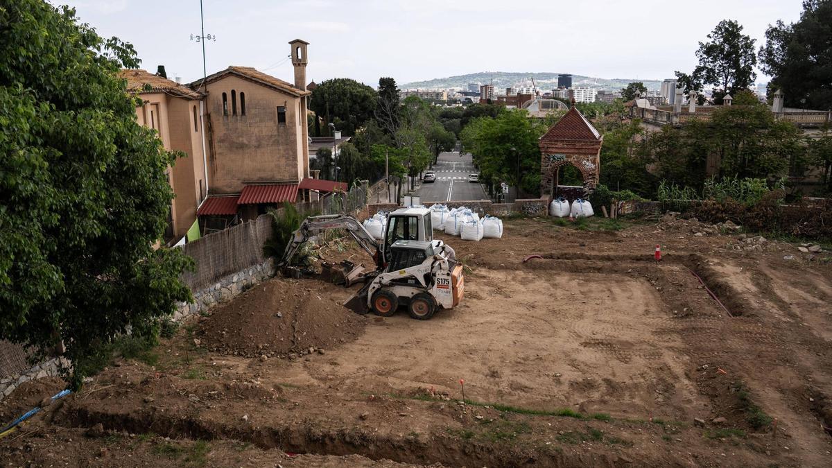 Dos excavadoras en el parque del Castell de l'Oreneta, en el barrio de Sarrià, en Barcelona.
