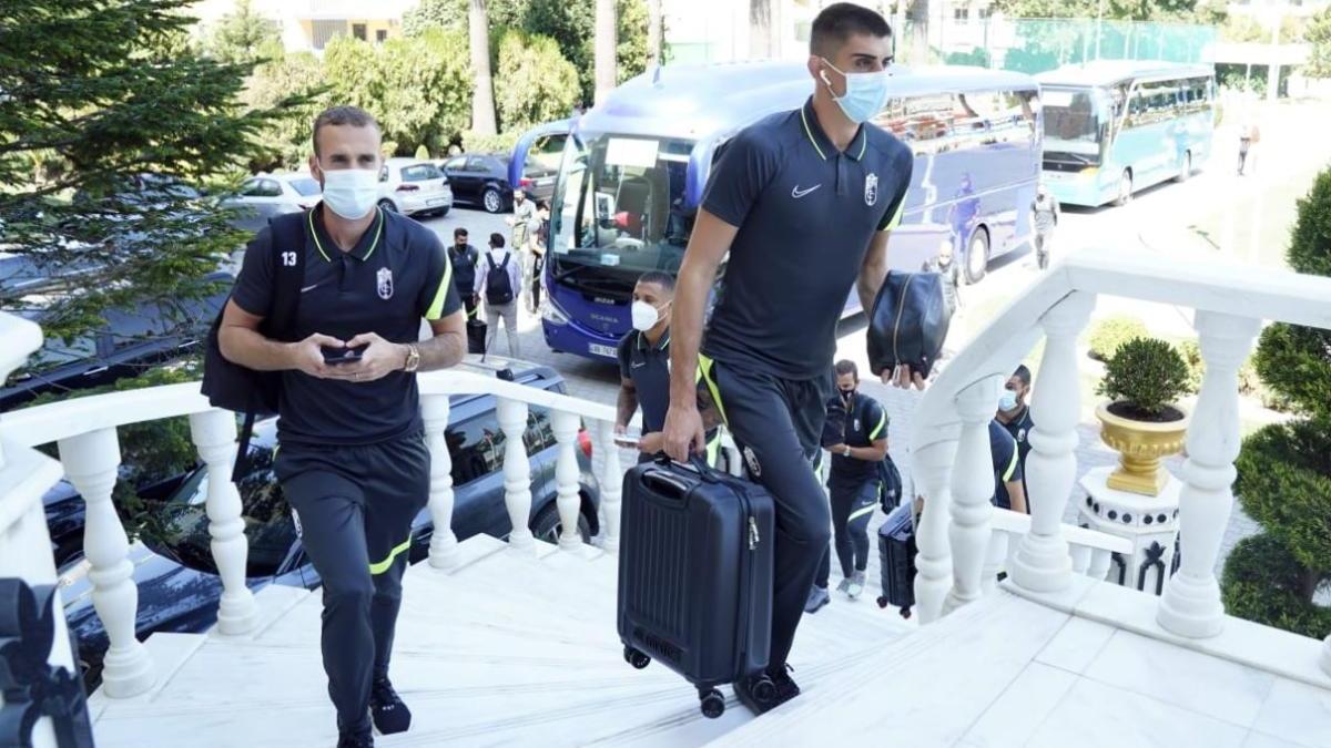 Arnau Fàbrega, arribant a l&#039;hotel amb el primer equip del Granada