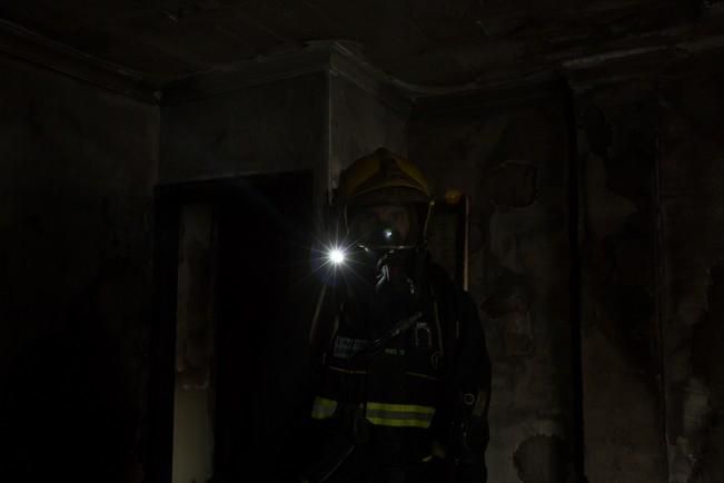 Una vela incendia un piso en el casco de Santa Brígida