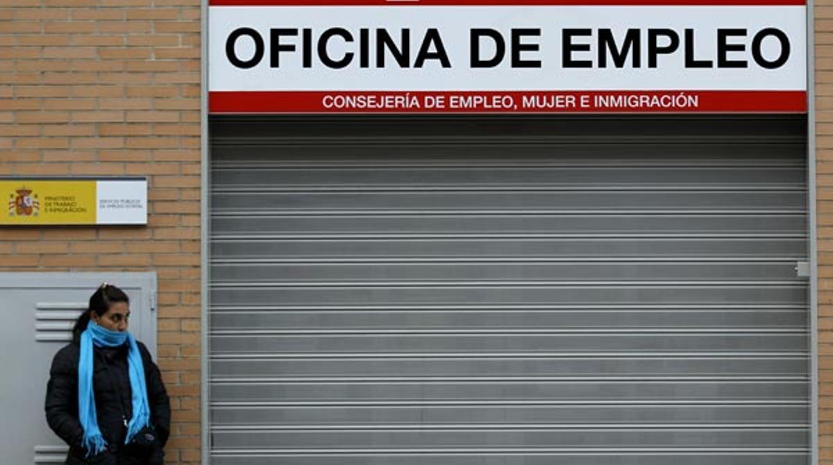 L’atur ha baixat en les comunitats amb més turisme, però les xifres es redueixen en tots els sectors.