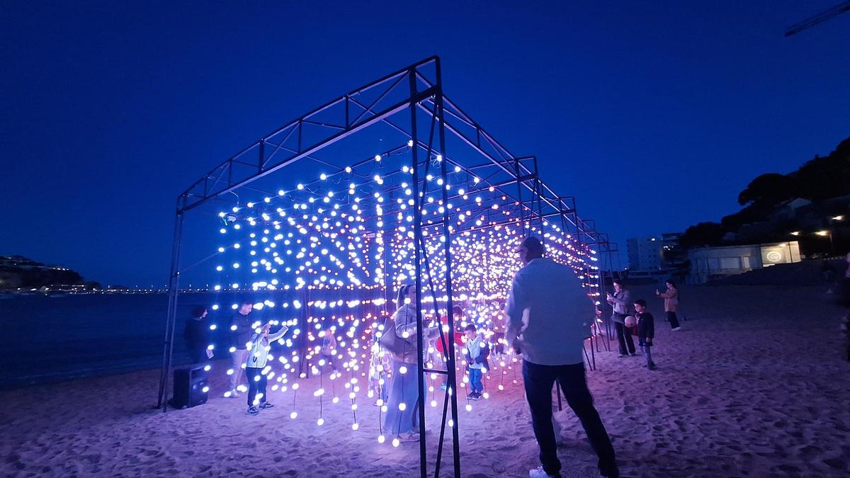 Una de les instal·lacions del Lumlab 2025 a la platja de Sant Feliu de Guíxols.