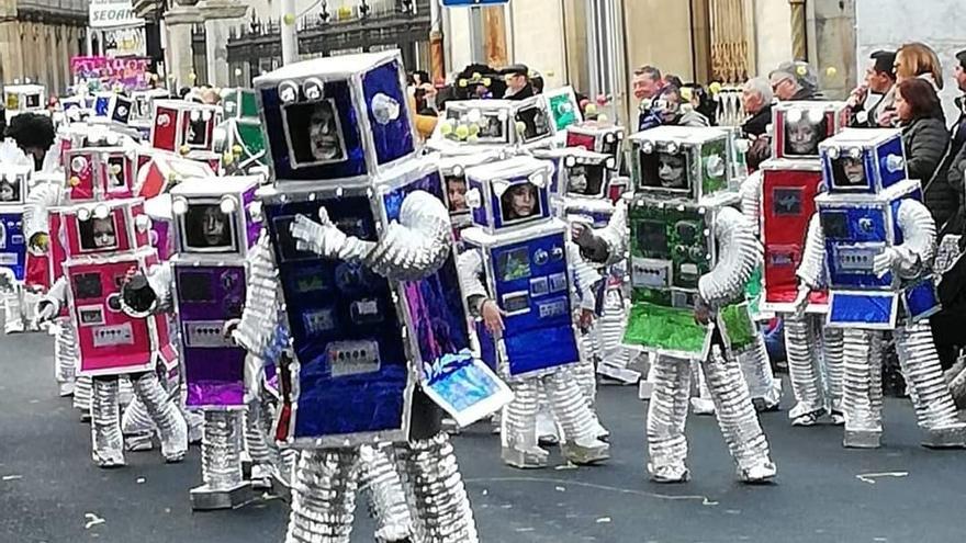 El disfraz de robots reunió a más de un centenar de personas.