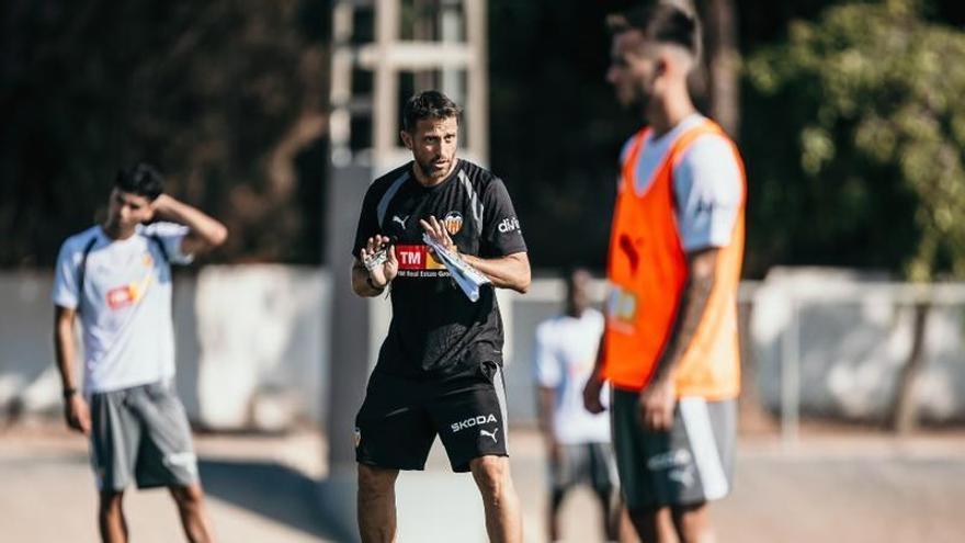 ¿Ha contactado el Valencia CF con Óscar Sánchez como sustituto de Corberán? El técnico responde
