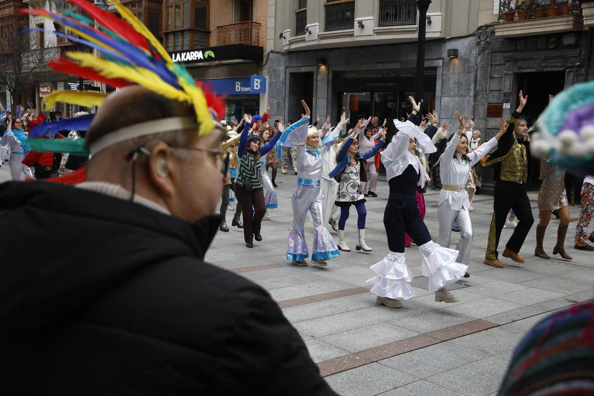 El multitudinario homenaje a ABBA en Gijón de la mano de Robert Taboada y sus bailarines aficionados, en imágenes