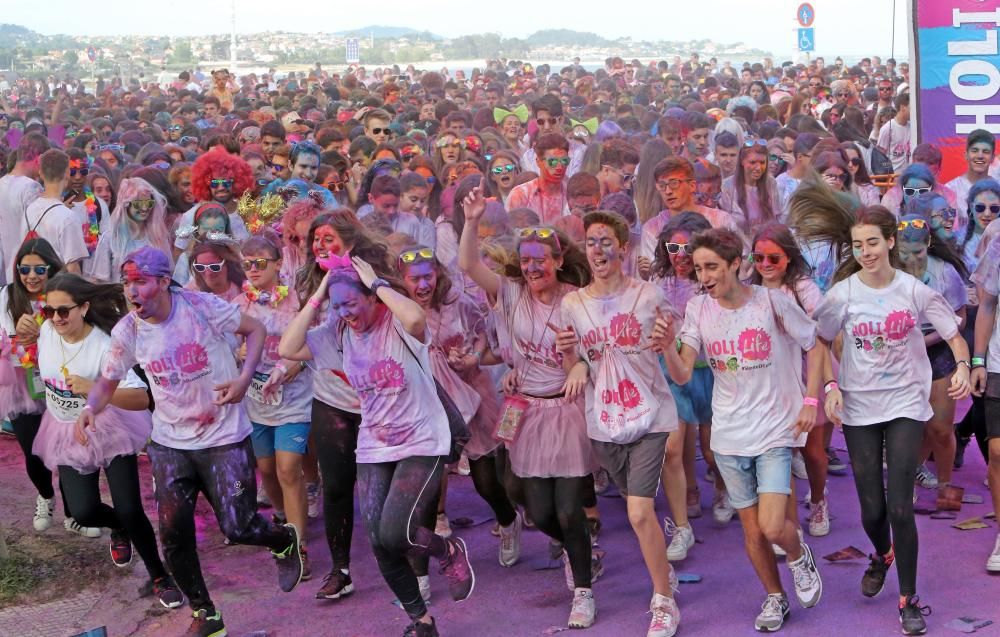 Miles de "corredores" participan en una nueva edición de la Holi Run en Vigo