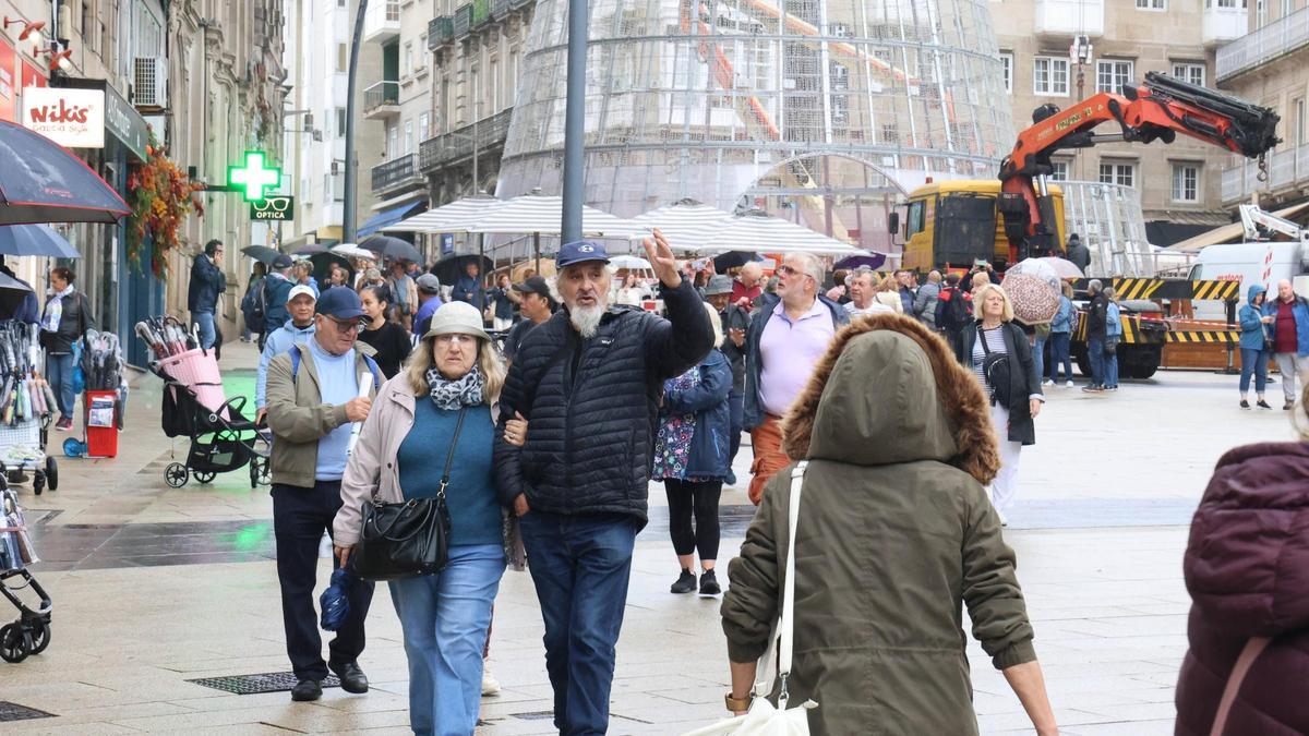 Turistas paseando por la Porta do Sol.