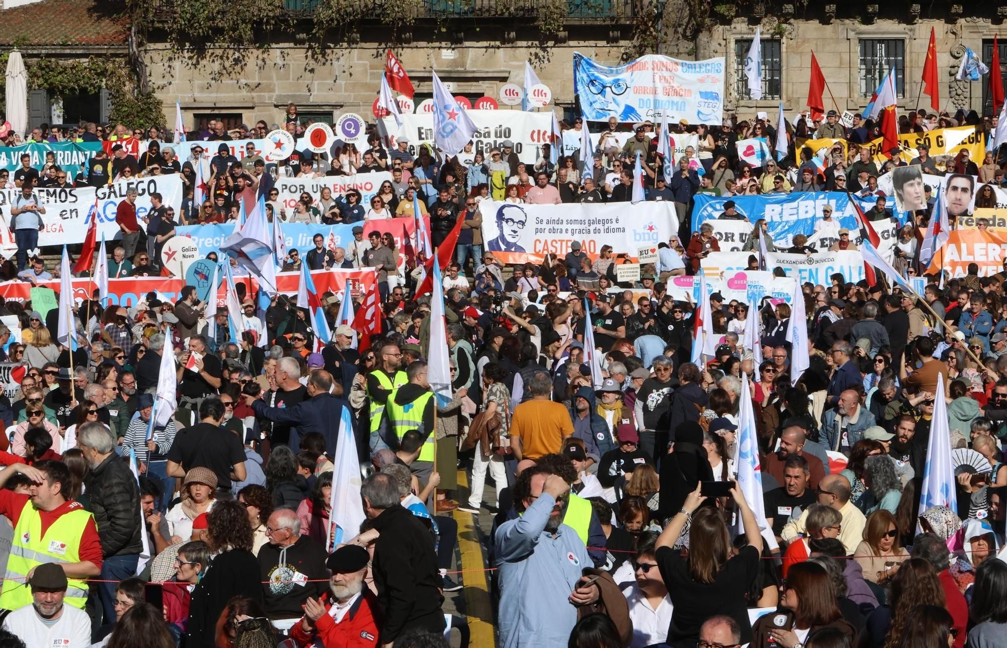 Masiva concentración en Santiago pola defensa do galego
