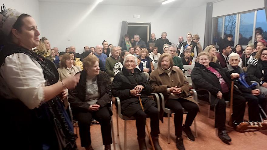 Emotivo homenaje a las &quot;muyeres&quot; de más edad de El Mazucu (Llanes), &quot;fuente de conocimiento y sabiduría&quot;