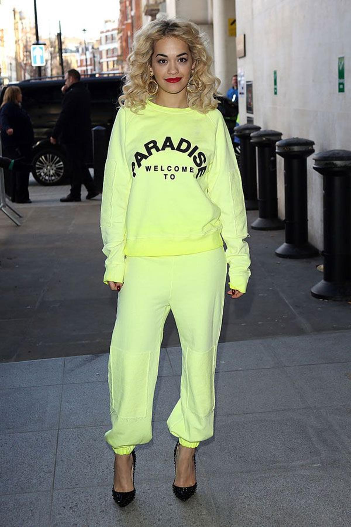Rita Ora con chándal amarillo y tacones negros