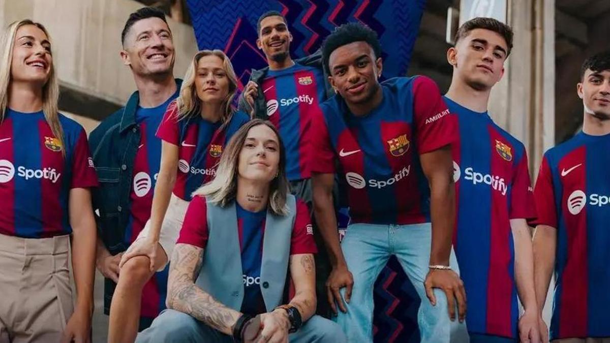 Jugadoras y jugadores del Barça con la camiseta Nike de esta temporada.