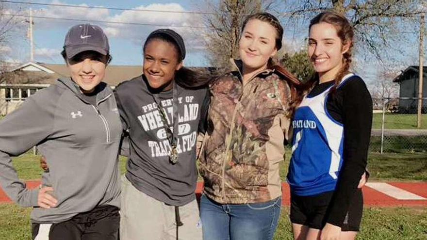 Carla Martín Monteso (derecha) con varias compañeras en una competición que combina atletismo, lanzamiento de disco y jabalina.