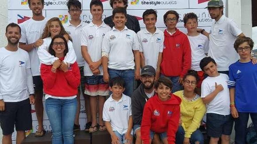 Equipo de vela del Rodeira, con los competidores de optimist. // FDV